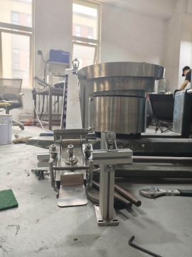 Vibrating Feeder Bowl Feeding Machine with Capping Machine for Bottle Caps