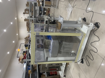 Step Feeder Push-plate Feeder Equipped with a Large Hopper and a Soundproof Enclosure Customizable Staggered Feeding Mechanism