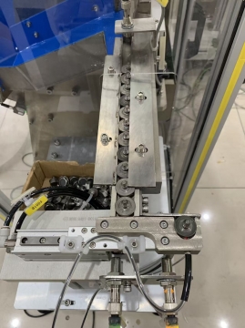 Step Feeder Push-plate Feeder Equipped with a Large Hopper and a Soundproof Enclosure Customizable Staggered Feeding Mechanism