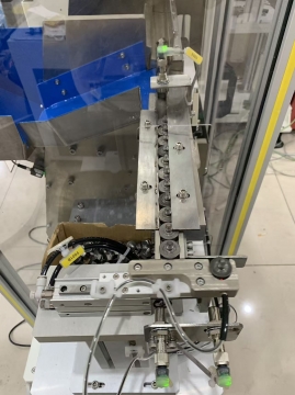 Step Feeder Push-plate Feeder Equipped with a Large Hopper and a Soundproof Enclosure Customizable Staggered Feeding Mechanism