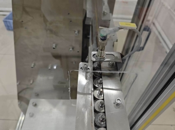 Intermittent Automated Conveying Step Feeder with Dislocation Mechanism and Soundproof Cover