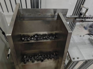 Intermittent Automated Conveying Step Feeder with Dislocation Mechanism and Soundproof Cover